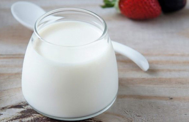 Sữa chua là món ăn vặt được nhiều sĩ tử ưa thích. Ăn 1 – 2 hộp sữa chua mỗi ngày để bổ sung vi khuẩn có lợi giúp hệ tiêu hóa của bạn hoạt động tốt, bảo vệ hệ đường ruột, hệ miễn dịch. Thực phẩm này giúp sĩ tử có sức khỏe cao nhất trong cả giai đoạn học tập, ôn tập và thi cử.