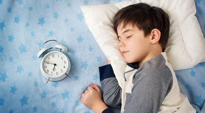 Ngủ điều độ: Nên tuân thủ theo nhịp sinh học, đó là ngủ thỏa mãn theo nhu cầu, ngủ càng sớm càng tốt, ngủ sớm sẽ thức dậy sớm. Nếu thiếu ngủ, cơ thể sẽ tiêu hao nhiều năng lượng, suy nhược hệ thần kinh và toàn cơ thể, từ đó sẽ giảm năng suất học tập. Do vậy, đảm bảo ngủ đủ 6-8 tiếng một ngày, buổi tối nên học bài từ 7 giờ, ngủ trước lúc 23 giờ, sáng dậy sớm lúc 5 giờ học bài (lúc này học rất hiệu quả). Ngủ trưa từ 30 phút - 1 tiếng. Ảnh: Internet. Mời độc giả xem video "Dàn hotteen Hà Thành tiếp sức mùa thi". Nguồn: VTC.