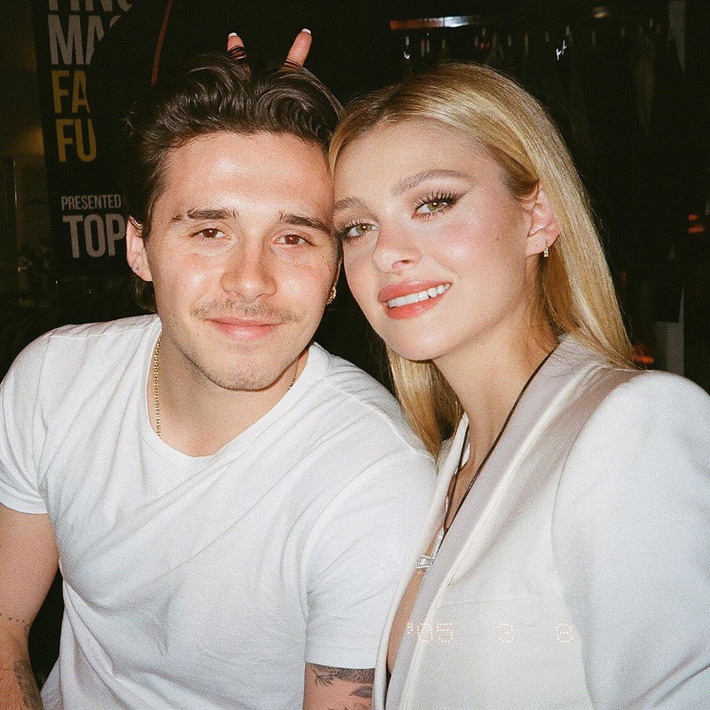 Nicola Peltz mang quốc tịch Mỹ nhưng thừa hưởng nhiều nét đẹp lai giữa Nga, Do Thái, Đức và Anh. Để giữ vóc dáng nóng bỏng với cân nặng 55kg và vòng eo 63cm, Nicola thường xuyên luyện tập hot yoga.