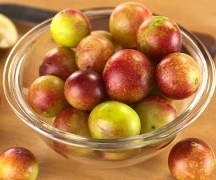 8. Camu camu: “Siêu trái cây” Camu Camu, bé như quả nhãn mà chứa nhiều vitamin C hơn đến 60 lần so với trái cam. Vitamin C rất quan trọng để hình thành collagen giúp cho da, xương và cơ bắp của bạn khỏe mạnh. Bột camu camu được đóng gói với tới 750% vitamin C mỗi muỗng cà phê (hoặc 5 gram).