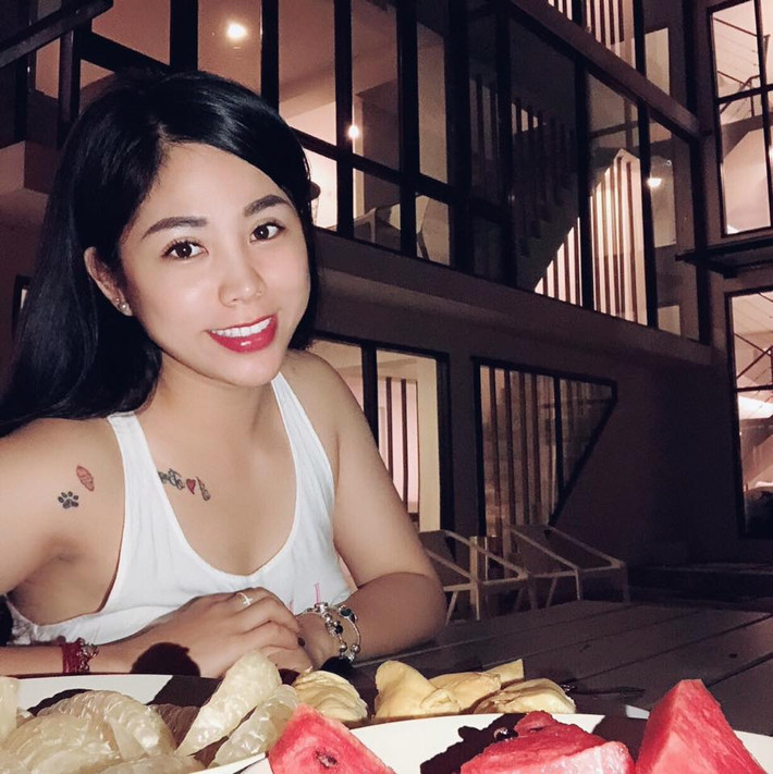 Người đẹp 35 tuổi thường xuyên diện các kiểu trang phục đơn giản mà vẫn cực gợi cảm như váy áo hai dây.