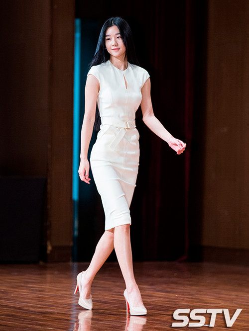 Seo Ye Ji cũng tiết lộ rằng mẹ và chị gái cô từng làm tiếp viên hàng không, một công việc rất được ngưỡng mộ ở Hàn Quốc. Cô được may mắn thừa hưởng từ họ rất nhiều nét đẹp trên cơ thể.