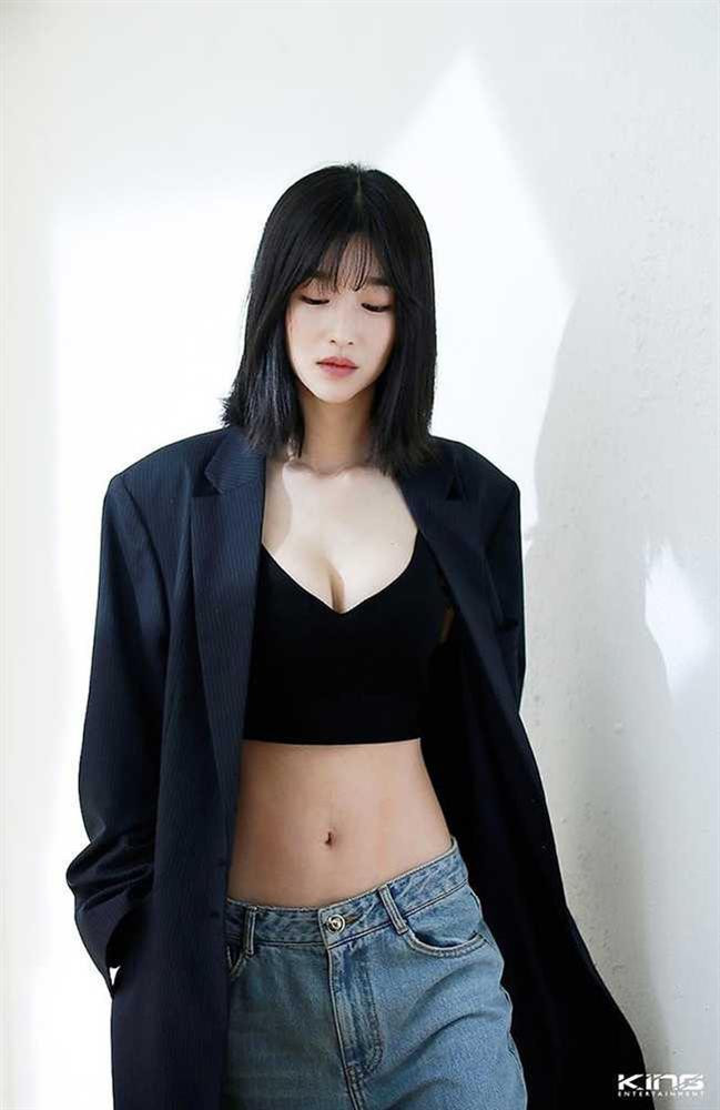 Ngoài các mẫu trang phục thanh lịch, Seo Ye Ji đôi khi cũng gợi cảm với áo croptop khoe eo thon.