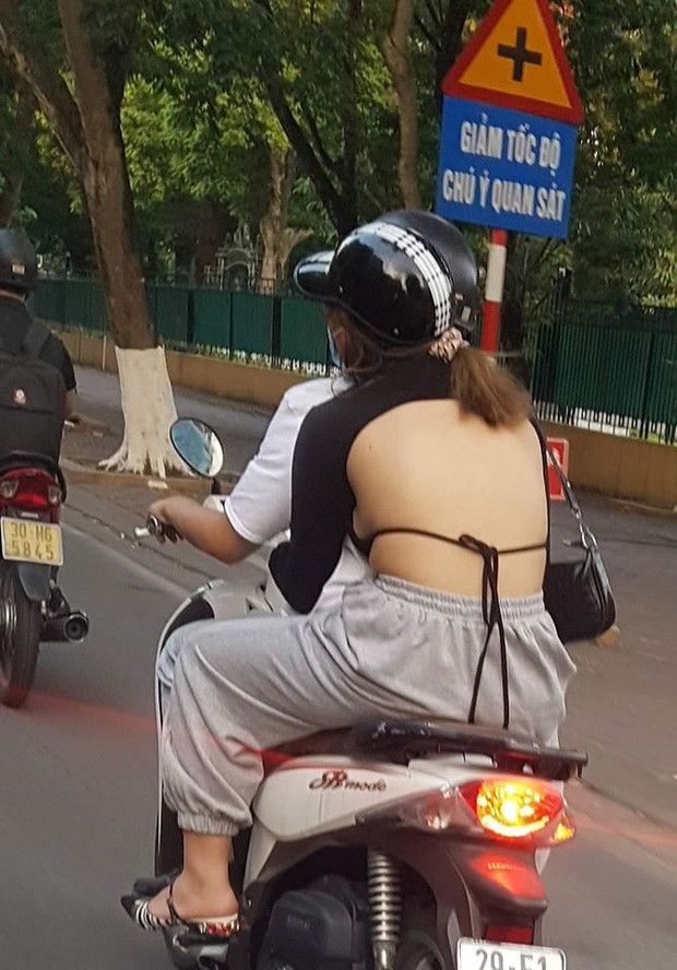 Hình ảnh cô gái trẻ ngồi sau xe máy ôm bạn trai, mặc trang phục hở lưng phản cảm đã nhận không ít “gạch đá” từ dân mạng.