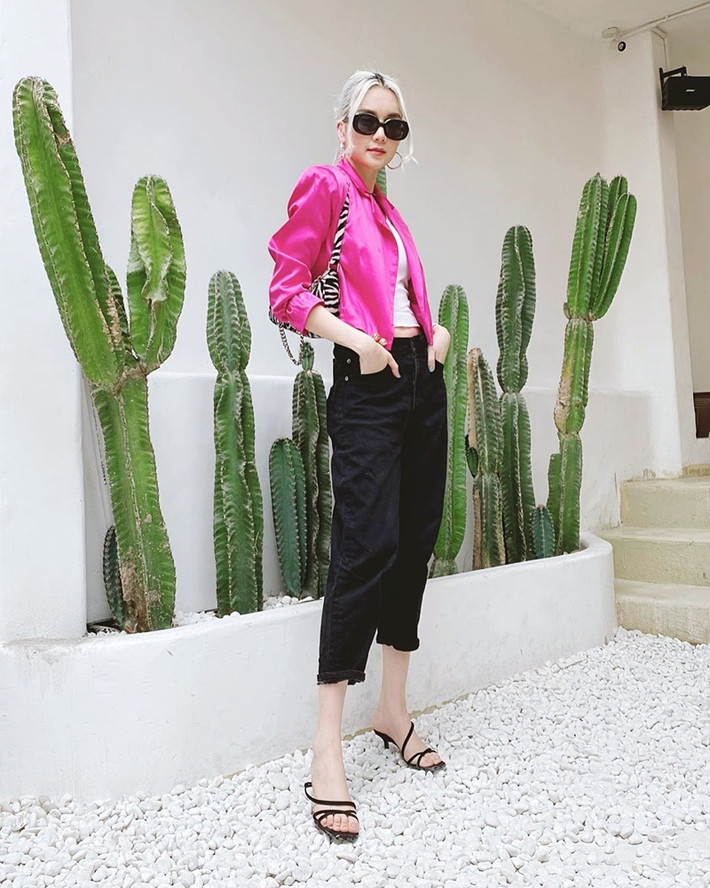Thiều Bảo Trang lại lựa chọn áo khoác dáng lửng sắc hồng nổi bật mix cùng áo crop top và quần đen đơn sắc.
