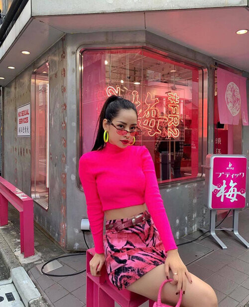 Chi Pu khiến fan mãn nhãn với bộ cánh hồng rực rỡ. Nữ ca sĩ diện áo crop top dài tay phối cùng chân váy và túi xách ton sur ton.