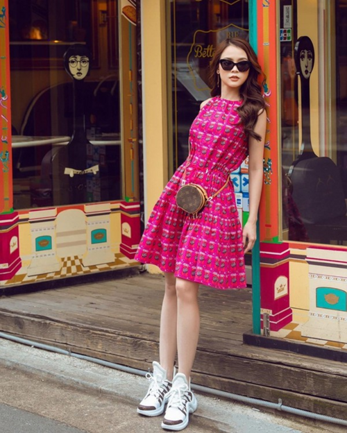 Sam trẻ trung nhưng không kém phần nữ tính, điệu đà khi diện đầm hồng cánh sen tươi tắn xuống phố.
