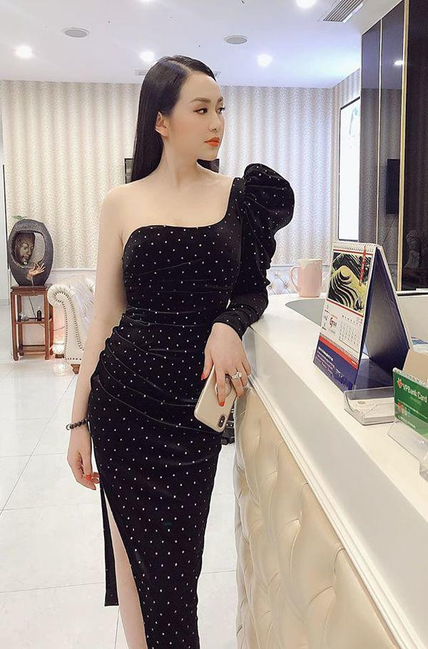 Bà xã Tuấn Hưng vốn luôn ghi điểm tuyệt đối với các mẫu đầm cắt xẻ vô cùng gợi cảm, quyến rũ.