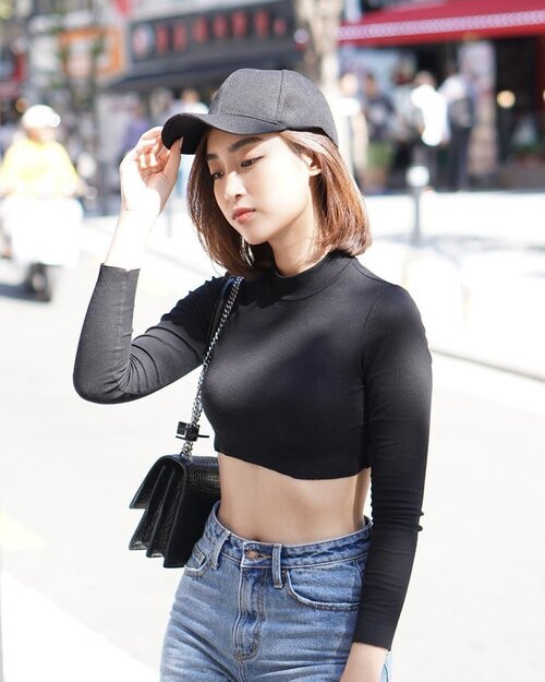 Không cần cầu kỳ, những kiểu áo ôm đen, trắng trung tính là đã đủ đẹp.