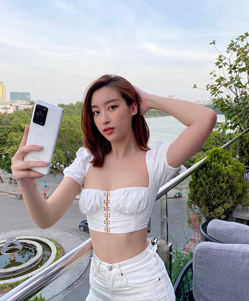 Hoa hậu Đỗ Mỹ Linh ngày càng ăn mặc gợi cảm và thường xuyên trưng dụng chiếc áo croptop khoe eo thon.