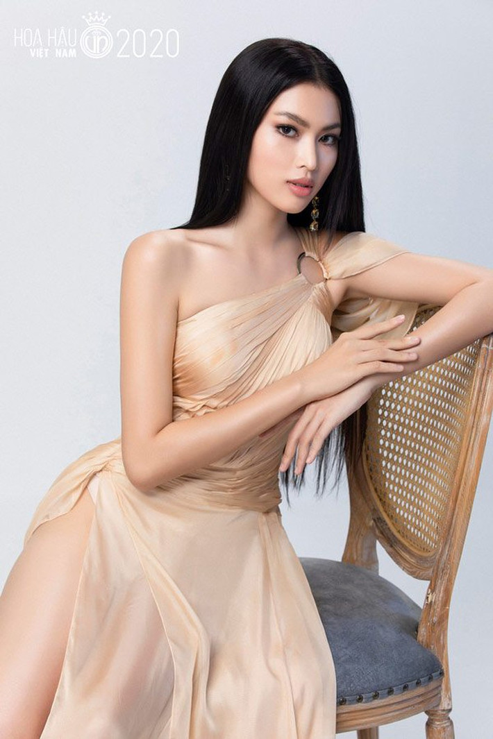 Những chiếc váy xẻ tận hông sẽ tạo hiệu ứng đôi chân thêm dài miên man cho Ngọc Thảo.