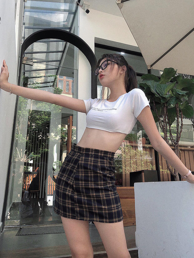 Ngoài đời, nữ sinh viên này có gu thời trang trẻ trung, cá tính.