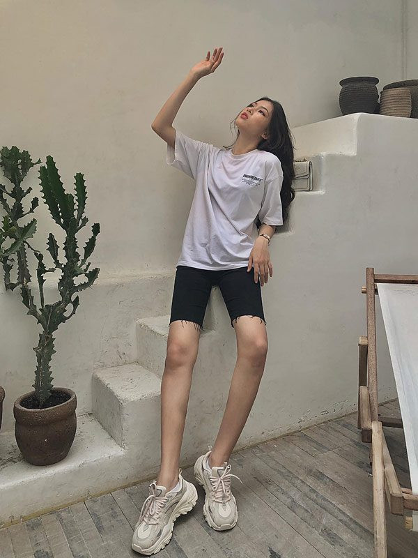 Cách phối áo phông cùng quần short và giầy sneaker mang đến sự trẻ trung, năng động cho cô nàng.