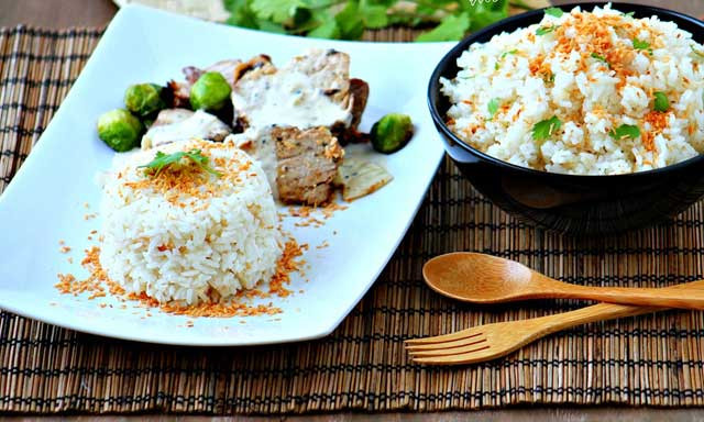 Phi thơm hành, trút tôm vào xào, khi tôm ngã sang màu đỏ thì nêm thêm một chút nước cốt dừa để tôm được giòn, béo và thơm. Rang cho tới khi tôm khô se là được.
