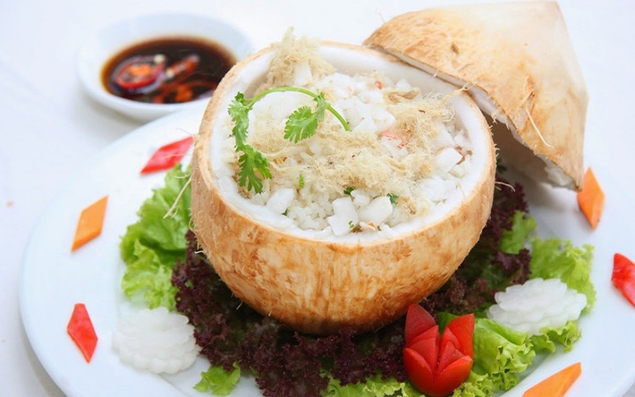 Gạo dùng để nấu cơm phải chọn loại gạo dẻo, thơm. Dừa phải chọn trái ngọt nước, dày cơm, ngon nhất là dừa xiêm. Dừa để nguyên trái, dùng dao sắc khía sâu một đường tròn phía trên để lấy hết nước và giữ lại phần này để làm nắp đậy.