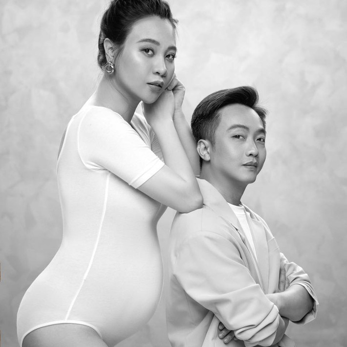 Dù đang ở những tháng cuối thai kỳ nhưng Đàm Thu Trang vẫn giữ được vóc dáng thanh thoát, gọn gàng. Chính vì vậy, cô diện trang phục bầu màu trắng vẫn toát lên vẻ đẹp thanh lịch, nhã nhặn.