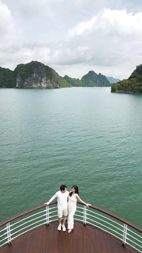 Đông Nhi và Ông Cao Thắng cùng diện hai set đồ white on white khi nghỉ dưỡng trên du thuyền 5 sao ở Hạ Long.