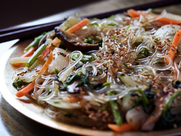 Japchee là tên món miến xào nổi tiếng của Triều Tiên, bao gồm các nguyên liệu cơ bản như cà rốt thái mỏng, hành tây, rau chân vịt, nấm, thịt bò. Tất cả sẽ được xào cùng dầu mè, xì dầu, ớt và một ít hạt vừng rang.