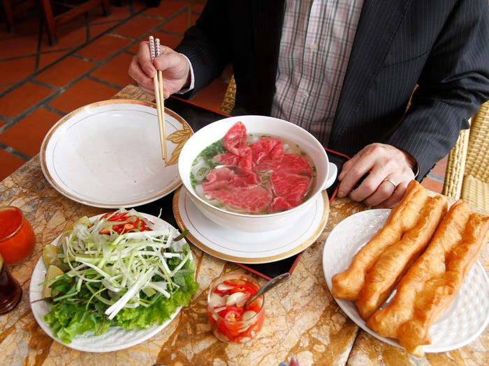 Phở Việt Nam từ lâu đã nổi tiếng với du khách quốc tế bởi phần nước dùng hầm đậm đà từ xương bò hòa quyện cùng những lát thịt bò tái dai dai và mùi hương đặc trưng của các loại rau thơm. Ngoài phở, trang Insider còn giới thiệu 10 món mì đặc sản nổi tiếng nhất ở các quốc gia khác.