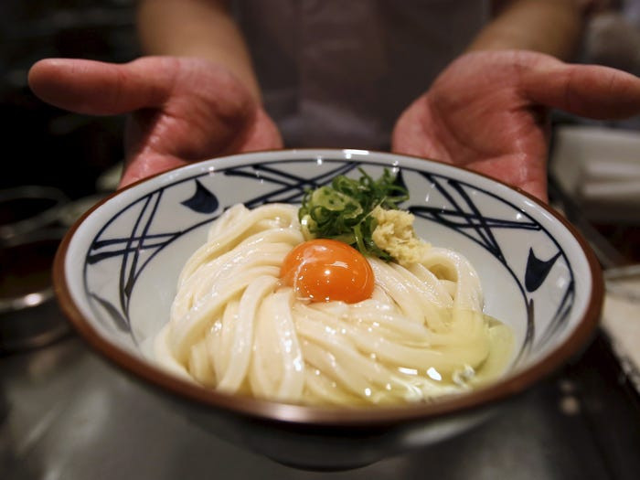 Udon (Nhật) là một loại mì sợi dày được làm từ bột mì, thường được ăn nóng trong phần nước dùng làm từ làm từ dashi, nước tương, và sốt mirin. Món ăn được bày biện cùng hành lá xắt nhỏ bên trên và nhiều nguyên liệu khác nhau tuỳ khẩu vị từng người.