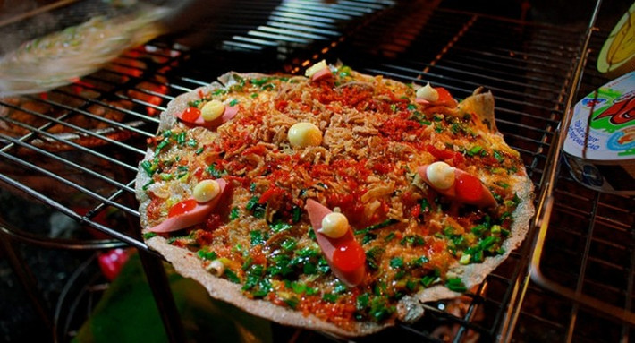 Bánh tráng nướng được coi là món ăn vặt số 1 tại chợ đêm Đà Lạt. Những chiếc bánh vừa ra lò nóng hổi chắc chắn sẽ làm ấm bụng du khách trong tiết trời se lạnh tại Đà Lạt.