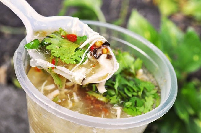 Súp cua: Bạn cũng có thể ghé gánh hàng rong trong chợ để thưởng thức một tô súp cua nóng hổi, đặc sánh, thơm lừng; một củ khoai lang luộc, hay một đĩa xôi đậu xanh mỡ hành.