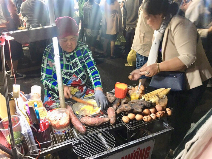 Bên cạnh bánh tráng nướng, ngô, khoai và trứng nướng cũng là những món ăn hút khách tại chợ đêm Đà Lạt.
