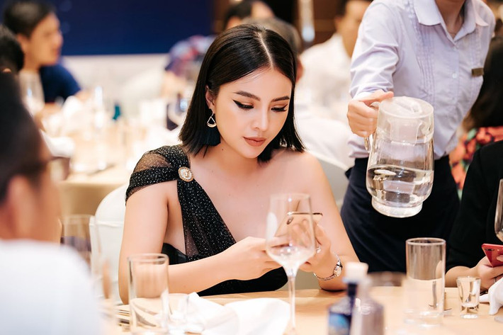 Điểm mạnh hình thể, vòng 1 đầy đặn, cô thường chọn các mẫu đầm cúp ngực khi đi sự kiện.