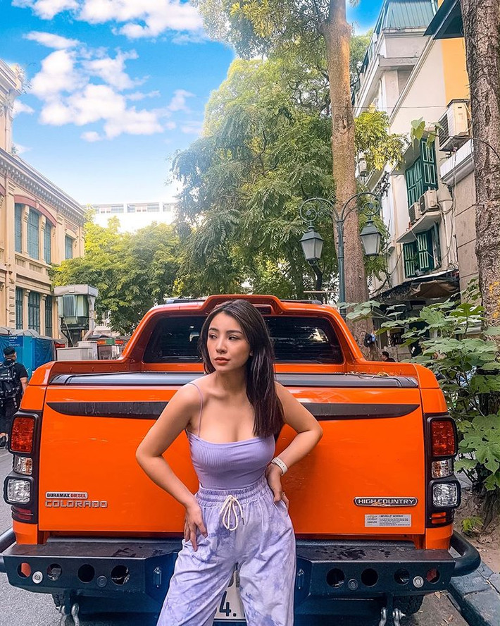 Sở hữu ngoại hình nuột nà nên Liên Tít dễ dàng chinh phục mọi trang phục gợi cảm, ôm sát.