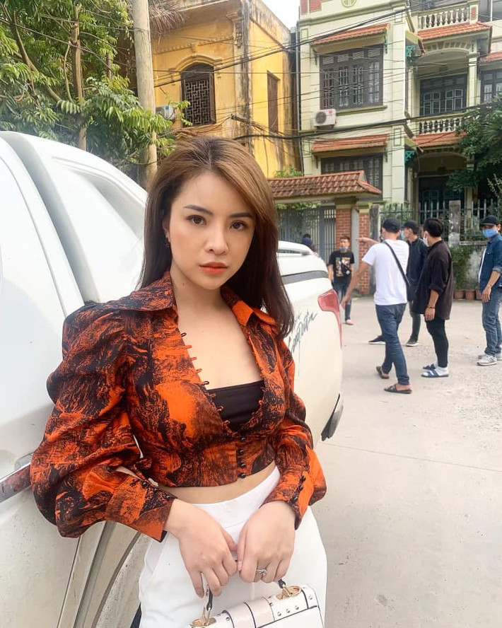 Người đẹp tự tin khoe vóc dáng nuột nà trong những chiếc áp croptop phối cùng quần cạp cao.