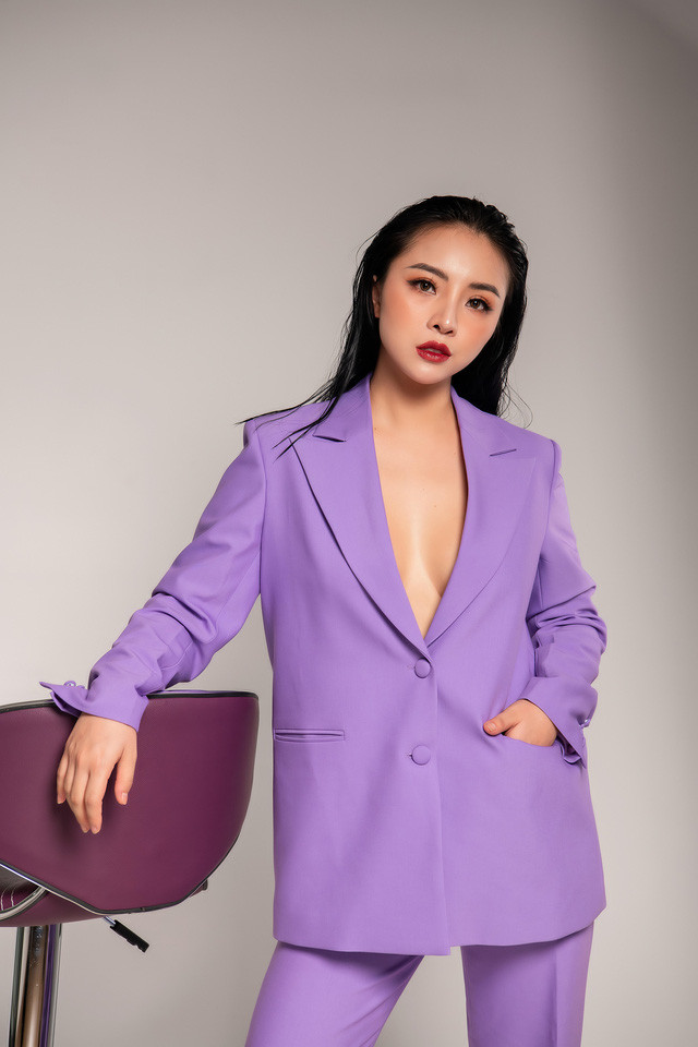 Nữ tiểu tam này được khen ngợi bởi dung mạo xinh đẹp và phong cách thời trang gợi cảm trong phim lẫn ngoài đời. Người đẹp khá táo bạo khi khoe vòng 1 đầy đặn với mốt suit không nội y.
