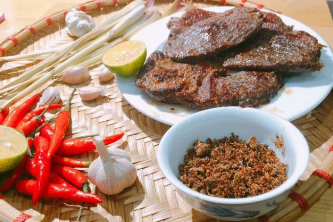 Bò một nắng: Bò ở Gia Lai nuôi thả tự do nên thịt đặc biệt dai và ngọt thơm. Thay vì phơi khô hoàn toàn, thịt bò chỉ phơi qua một nắng cho khô vừa đủ, khi ăn phải nướng lại trên than hồng, còn nếu mua về nhà bạn có thể nướng lại bằng lò vi sóng.