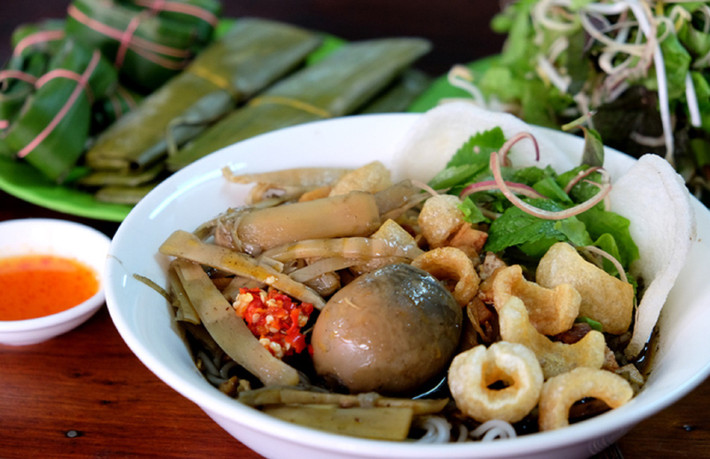 Món ăn này tuy dân dã nhưng cách chế biến thì lại rất kỳ công và tỷ mỉ. Nó gồm nhiều loại nguyên liệu khác nhau như: cua đồng, thịt ba chỉ, măng, nem, da lợn chiên giòn, bánh phồng tôm, bún cùng nhiều loại gia vị cần thiết khác.