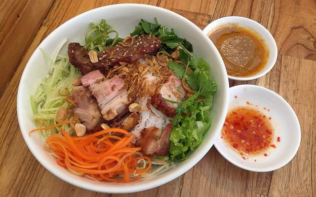 Bún mắm nêm: Đây là món ăn dân dã của người dân phố núi Pleiku. Thành phần món ăn đơn giản với bún và mắm cùng một ít rau sống. Đơn giản là thế, nhưng với những người đã một lần thưởng thức món ăn này sẽ không thể quên được hương vị thơm ngon, đậm đà mà nó mang lại.