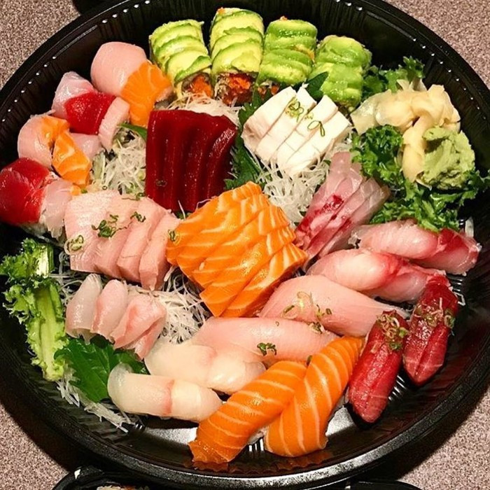 Sashimi là tên gọi chung cho những món ăn sống mà thành phần chính là các loại hải sản tươi sống. Đây là món ăn rất phổ biến trong thực đơn của người Nhật, bởi lẽ họ cho rằng các món ăn từ hải sản nói chung và đặc biệt cá là loài thông minh nên các món ăn từ cá rất có lợi cho người thưởng thức.