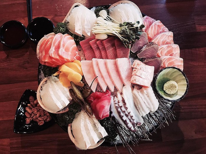 Để làm ra được món Sashimi đặc biệt này, hải sản phải trải qua một quá trình gắt gao từ khâu đánh bắt đến chế biến để đảm bảo độ tươi ngon của chúng. Ảnh: Internet. Mời độc giả theo dõi video "Chế biến món ngon từ nấm đông cô". Nguồn: VTC.