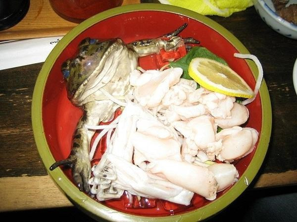 Sashimi ếch sống: Một nhà hàng ở Nhật Bản đã gây xôn xao dư luận khi trình làng món sashimi với con ếch vẫn còn sống, ngồi chồm chỗm trên đĩa đá dù nó đã bị lột da, bỏ nội tạng.