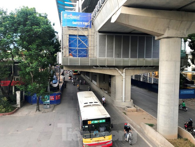Đánh giá về việc trên, đại diện UBND thành phố Hà Nội cho biết, các chi phí phát sinh này vẫn nằm trong dự toán các gói thầu, không vượt giá trị dự toán và tổng mức đầu tư được phê duyệt.