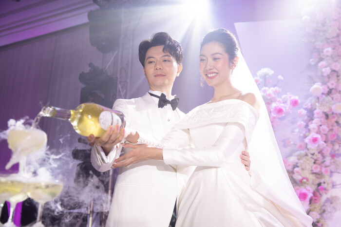 Theo như NTK Linh Nga, người thiết kế 3 chiếc váy cưới đẹp lộng lẫy cho Thúy Vân, chiếc váy cưới làm lễ của Á hậu được lấy ý tưởng từ váy cưới của công nương Kate, theo phong cách hoàng gia, sang trọng và đầy quyền quý.