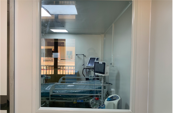 Bệnh viện dã chiến tại huyện Củ Chi đã được lắp đặt và sử dụng 3 phòng cách ly áp lực âm, chuyên dùng cách ly cho những bệnh nhân nhiễm hoặc nghi nhiễm COVID-19. Ảnh: Kinhtedothi.
