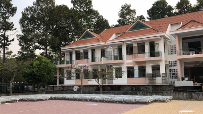 TP HCM còn có một bệnh viện dã chiến nữa nằm ở Cần Giờ. Hồi cuối tháng 3, Sở Y tế TP HCM cho biết Bệnh viện điều trị COVID-19 huyện Cần Giờ (TP.HCM) chính thức đưa cơ sở 2 đi vào hoạt động (tại vị trí cũ của Bệnh viện huyện Cần Giờ) với quy mô 300 giường. Ảnh: Sở Y tế.