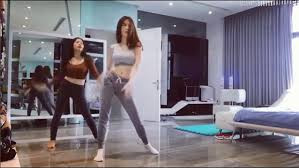 Để giữ dáng nóng bỏng, bốc lửa, vòng eo con kiến và vòng 3 siêu gợi cảm, “nữ hoàng nội y” Ngọc Trinh rất chăm chỉ tập sexy dance. Bộ môn giúp người đẹp đốt cháy mỡ thừa nhanh chóng, cơ thể thon gọn.
