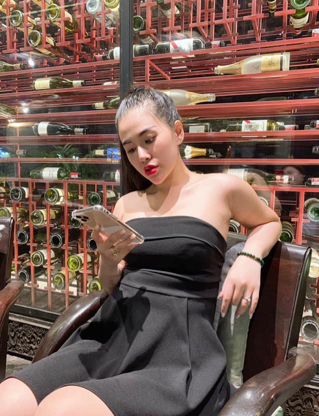 Một số bình luận trên mạng xã hội cho rằng cách ăn mặc gợi cảm của Thanh Nhàn khiến học sinh phân tâm, nhưng 9X bày tỏ cô chưa từng làm ảnh hưởng học trò hay vi phạm đạo đức nghề nghiệp.