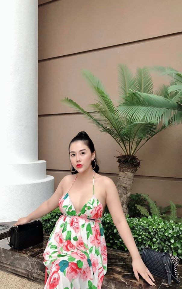 Dù là một cô giáo nhưng cô nàng không ngại ngần khoe trọn vóc dáng nóng bỏng của mình trong những chiếc đầm hai dây sexy.
