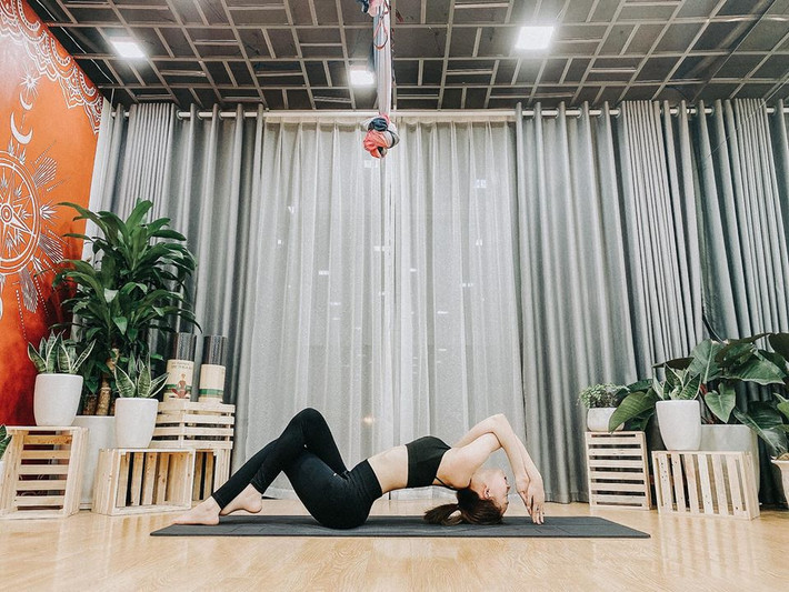 Nhờ sự hỗ trợ từ dây và các động tác khó, sử dụng nhiều đến sức kéo, siết chặt các cơ và hít thở sâu đều đặn nên yoga bay sẽ khiến người tập nhanh chóng có được vóc dáng săn chắc hơn yoga thường.