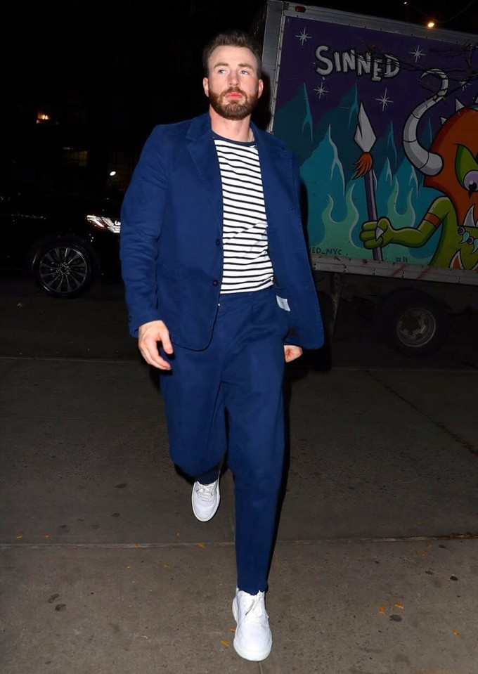 Trong show "The Tonight Show Starring Jimmy Fallon", Chris Evans ghi điểm phong cách với bộ suit xanh, áo thun sọc, giày thể thao năng động.
