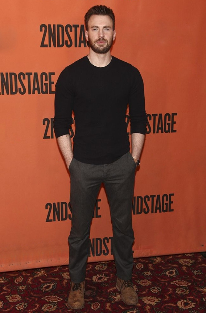 Chris Evans đơn giản nhưng nam tính với áo thun, quần tây trước buổi công diễn vở kịch Lobby Hero tại New York (Mỹ) năm 2018. Ảnh: Internet.