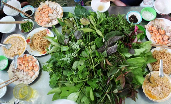 Gỏi lá: Không riêng gì Gia Lai, gỏi lá là đặc sản của núi rừng Tây Nguyên nói chung. Lá rừng là tài nguyên vô tận rừng núi đại ngàn nên một món ăn kết hợp đầy đủ các hương vị lá sẽ là ấn tượng mạnh với du khách. Ảnh: Internet. Mời độc giả theo dõi video "Chế biến món ngon từ nấm đông cô". Nguồn: VTC.