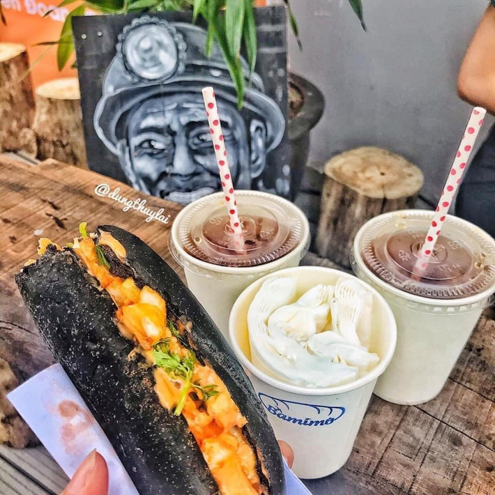 Nhiều người cho rằng loại bánh mì mới mẻ này sẽ sớm tạo được sức hút mạnh mẽ để nâng tầm lên thành món ăn đặc sản của Hạ Long. Ảnh: Bamimo.