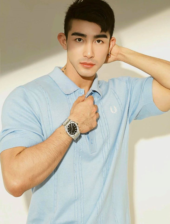 Tú ông này hay khoe ảnh mua đồ hiệu đắt tiền, ăn uống và đi du lịch ở những nơi sang trọng.